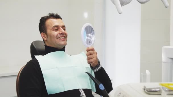 Щасливий зрілий чоловік показує великі пальці після огляду зубів
 - Кадри, відео