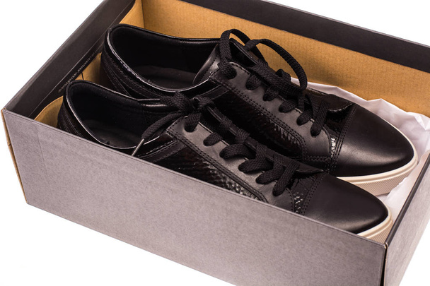 Černé Dámské boty s tkaničkami na bílou podrážkou - Fotografie, Obrázek