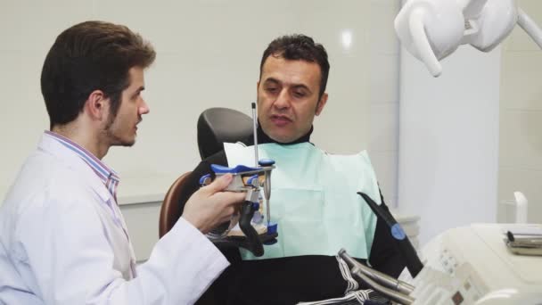 Professionele tandarts weergegeven: tandheelkundige schimmel aan zijn volwassen patiënt - Video