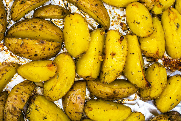 Ofenkartoffeln in Schale, in Scheiben geschnitten - Foto, Bild