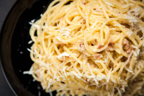 Спагетті карбонара з яйцем і млинцем
 - Фото, зображення