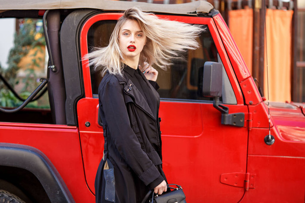 Street-Fashion-Konzept. trendiger Look einer stylischen jungen blonden Frau - Foto, Bild