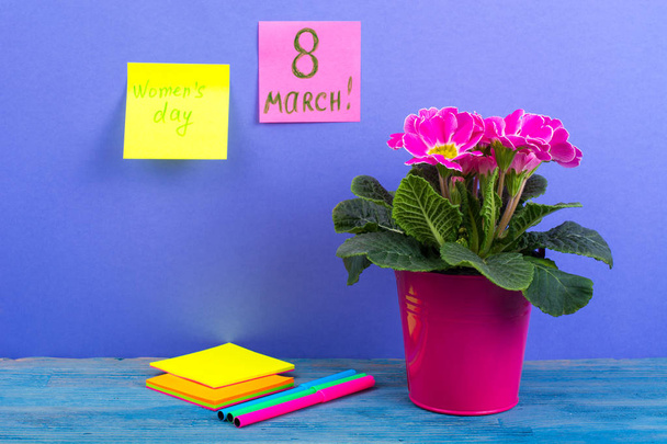 Міжнародний жіночий день 8 березня. Нагадування, листи на світлому фоні. Букет квітів на дерев'яні таблиці - Фото, зображення