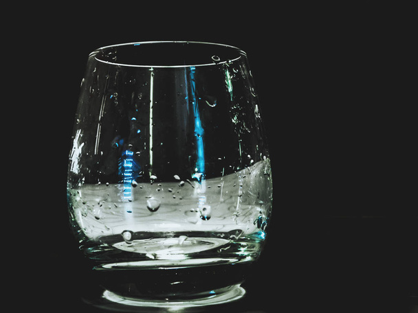 vidro isolado sobre a mesa com gotas de água
 - Foto, Imagem