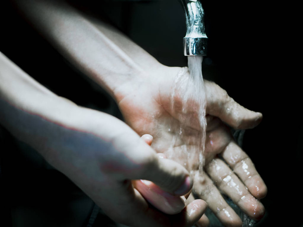 személy megmossa a kezét a fürdőszobában, szappannal - Fotó, kép