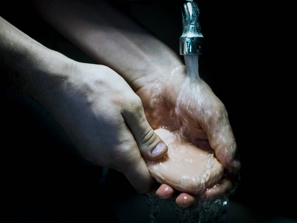πρόσωπο που πλένει τα χέρια του στο μπάνιο με σαπούνι - Φωτογραφία, εικόνα