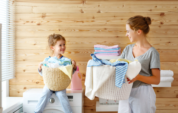 glückliche Familienmutter Hausfrau und Kind in der Wäscherei mit Waschmaschine - Foto, Bild