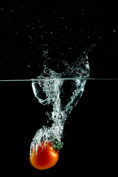 tomato in water splash - Foto, immagini