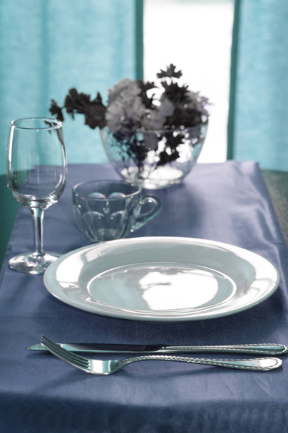 Τραπέζι σε μπλε χρώμα με ρηχή DOF και απόχρωση χρώματος - Φωτογραφία, εικόνα