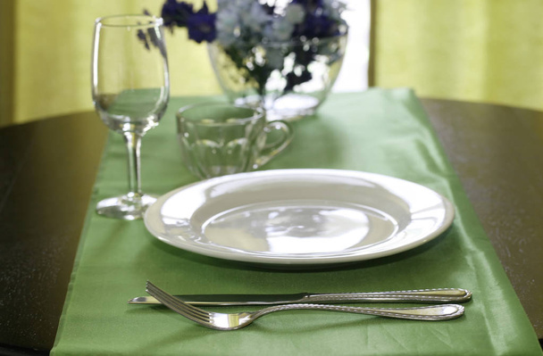 Une élégante table de dîner avec des fleurs  - Photo, image