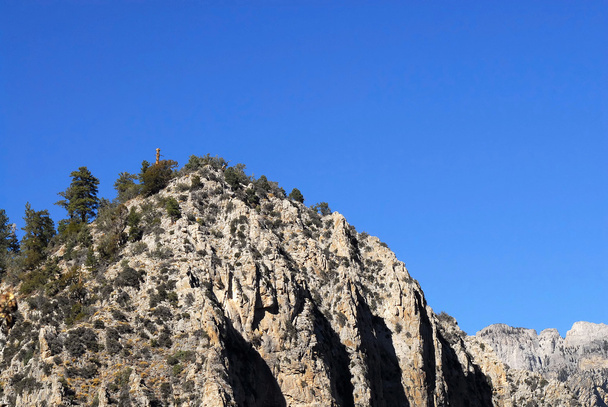青い空を背景の崖 - 写真・画像
