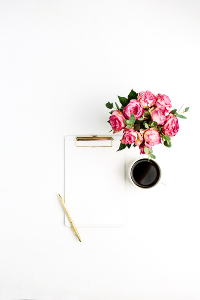 クリップボード、バラの花束、コーヒー、白い背景の上にペン。テキストのためのスペースとフラット横たわっていた、トップ ビュー最小限お祝いモックアップ. - 写真・画像