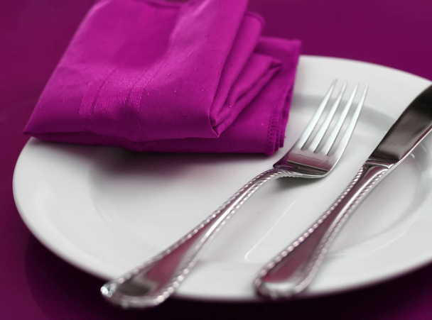 Een heldere en kleurrijke tafel instelling in roze - Foto, afbeelding