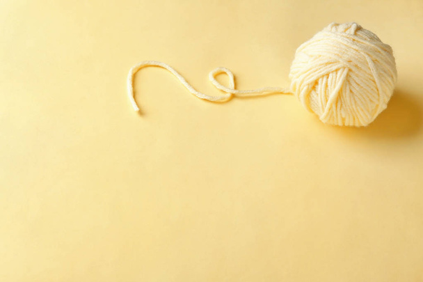 Ball of knitting thread on light background - Φωτογραφία, εικόνα
