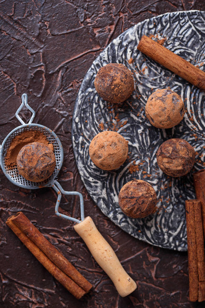 Tartufi caramellati con cacao in polvere
 - Foto, immagini