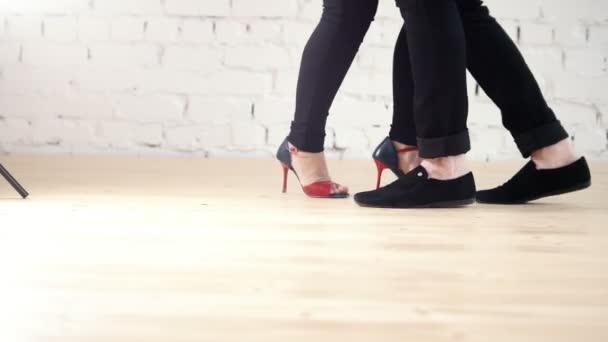 Dansers voeten dragen mode schoenen - familie paar is kizomba dansen in studio - Video