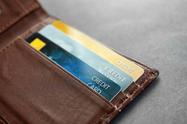 Billetera con tarjetas de crédito, primer plano
 - Foto, Imagen
