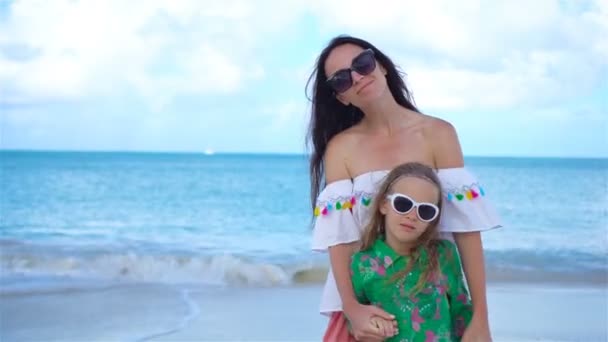Όμορφη μητέρα και κόρη στην παραλία της Καραϊβικής. Πορτρέτο της οικογένειας στις καλοκαιρινές διακοπές - Πλάνα, βίντεο