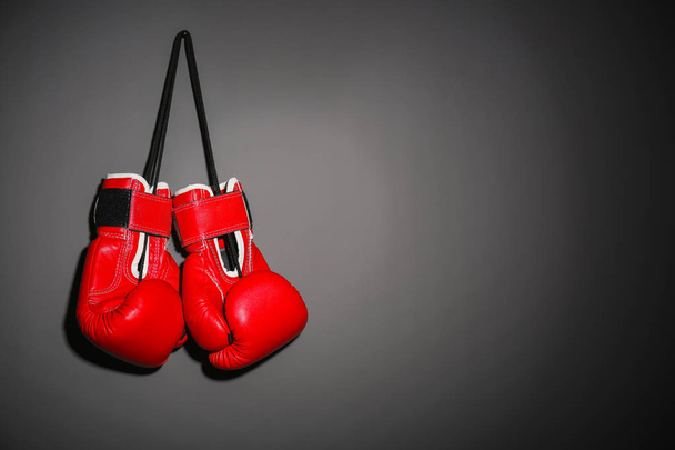 Boxing gloves on gray background - Foto, Bild