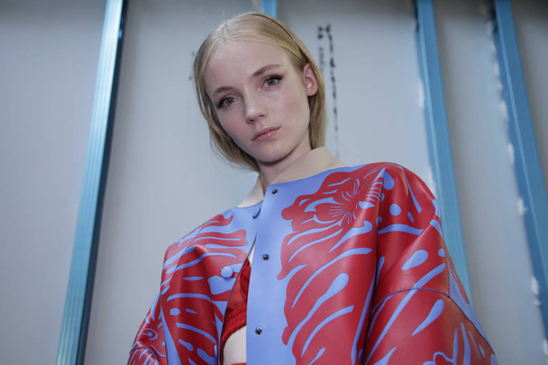 MILAN, ITALY - SEPTEMBER 20: A model is seen backstage ahead of the N.21 show during Milan Fashion Week Spring/Summer 2018on September 20, 2017 in Milan, Italy. - 写真・画像