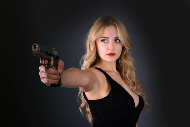 Krásná sexy dívka s pistolí - Fotografie, Obrázek