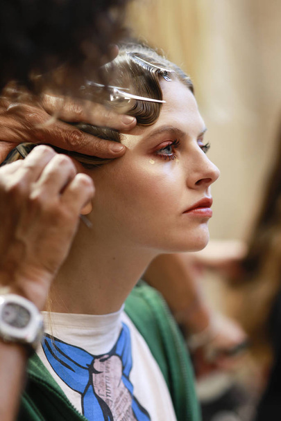 MILAN, ITALY - SEPTEMBER 21: A model is getting ready backstage before the Les Copains show during Milan Fashion Week Spring/Summer 2018on September 21, 2017 in Milan, Italy.  - Foto, afbeelding