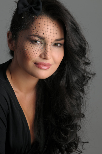 portrét sexy asijské bruneta v izolované šedé studio pozadí - Fotografie, Obrázek