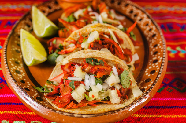 tacos al pastore e limone messicano cibo piccante nella città messicana
 - Foto, immagini