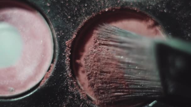 Borstel uitstrijkjes op bruine schaduw op make up pallet - Video