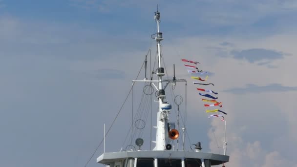O mastro da bandeira na seção do leme do navio a vapor com bandeiras em slo-mo
 - Filmagem, Vídeo