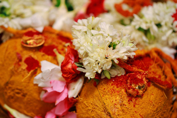 sutra mangal con fiori nel matrimonio sud indiano
 - Foto, immagini