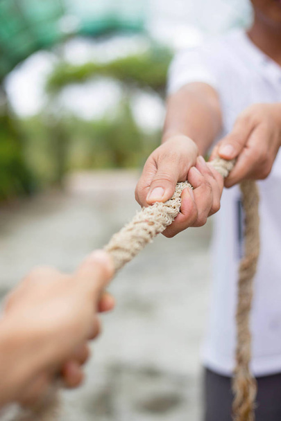 Руки, потягнувши мотузка
 - Фото, зображення