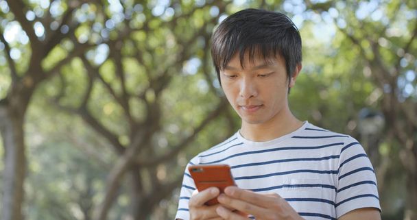 Hombre usando el teléfono móvil para enviar sms
  - Foto, imagen