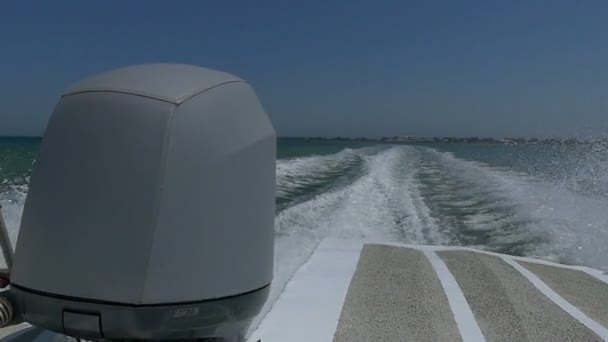 Un moteur de bateau à moteur déplace le bateau à moteur dans la mer Noire
 - Séquence, vidéo