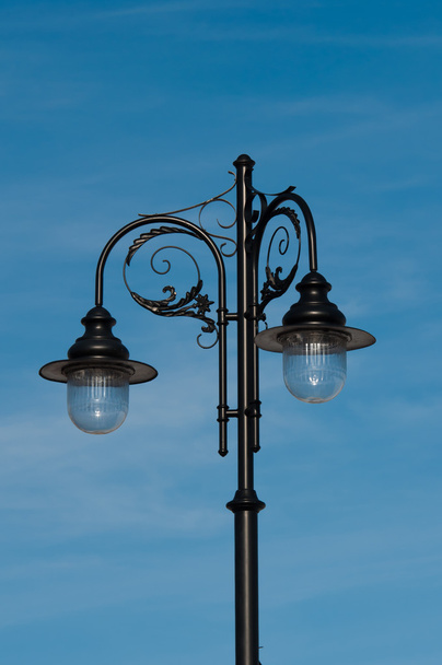 Retro lampa uliczna na tle niebieskiego nieba - Zdjęcie, obraz