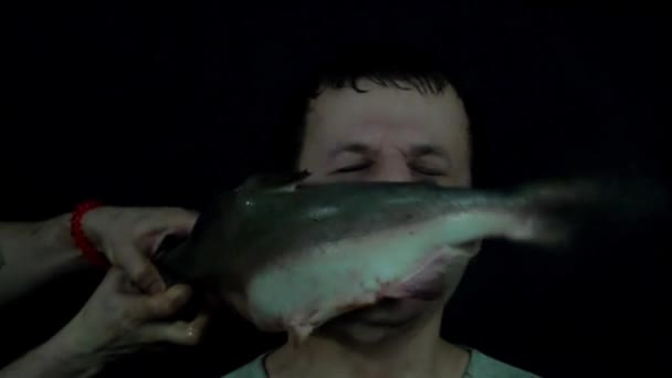 Απεργία τα ψάρια στο πρόσωπο σε αργή κίνηση - Πλάνα, βίντεο