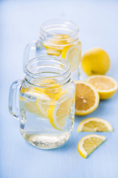 Refreshing ice cold water with lemon - Фото, изображение