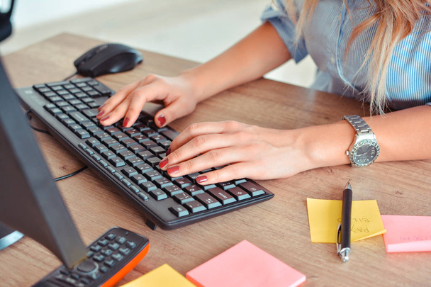 felülnézete a kezében egy nő dolgozik a laptop íróasztal - Fotó, kép