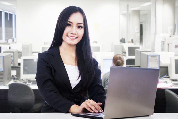 Businesswoman smiling in office - Фото, зображення