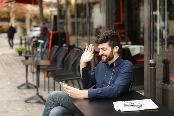 Prosperující obchodní manažer radovat a chatování s smartphone - Fotografie, Obrázek