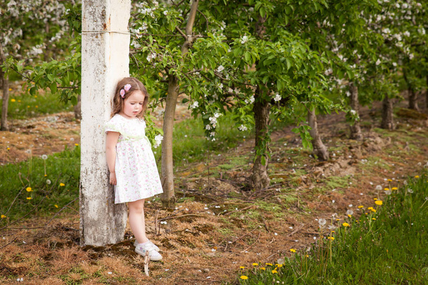 schönes junges Mädchen im Frühlingsgarten - Foto, Bild