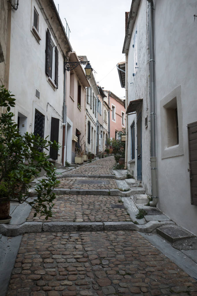 Schritte und enge Gasse in der Altstadt von Arles in der Provence im Süden Frankreichs. - Foto, Bild