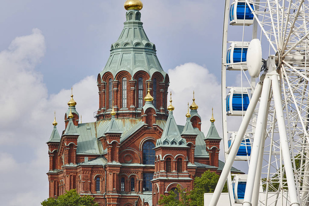 Центр міста skyline Гельсінкі. Оглядове колесо і Uspenki собор - Фото, зображення