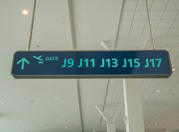 Abfluggate-Schild am Flughafen von Kuala Lumpur International - Foto, Bild