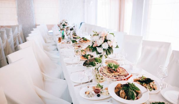 mesa llena de comida servida para la celebración de la boda
 - Foto, imagen