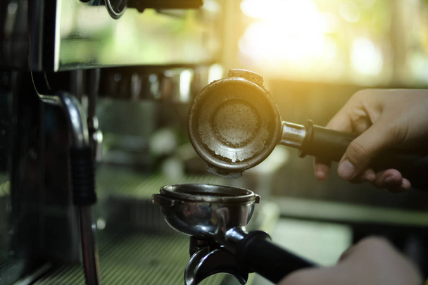 Barista Hand halten Portafilter Kaffee kochen, Jahrgang  - Foto, Bild