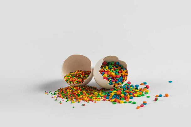 Törött tojás és a húsvét színes dekorációk öntsük ki a shell - Fotó, kép