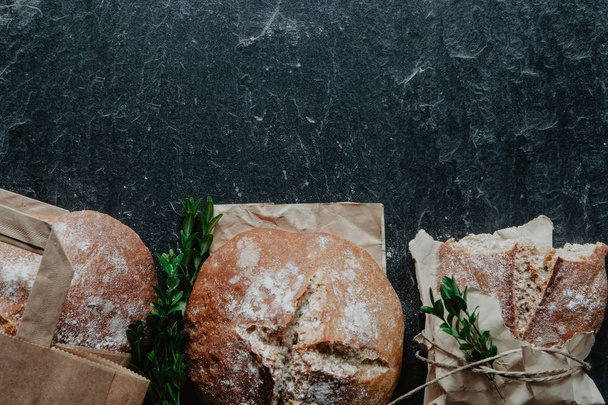 Домашняя буханка хлеба с упакованной бумагой и боксвудом на боте
 - Фото, изображение