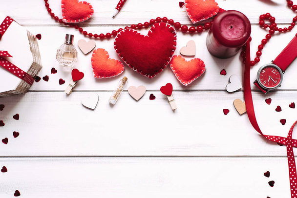 Dia dos Namorados fundo com corações vermelhos, pegs de roupas, caixa e perfume em pranchas de madeira fundo
 - Foto, Imagem