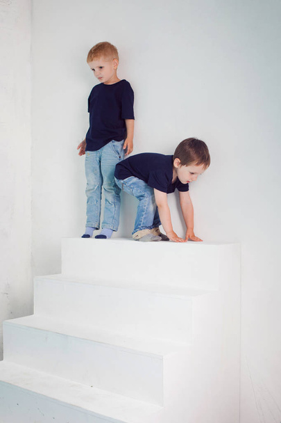 Two boys climb up the stairs - Fotoğraf, Görsel